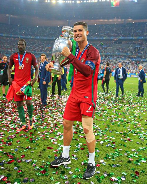 暖心！威廉二世通过出售袜子，邀请超350名孤独青少年现场观赛（暖心之举：威廉二世卖袜筹资邀350多名孤独青少年现场观赛）