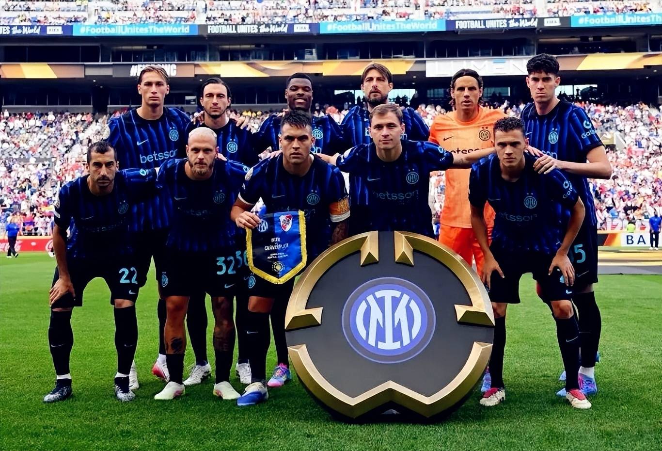 AC米兰在意大利杯负于拉齐奥，终结13场不败，放弃杯赛以专注意甲，凸显战略调整。（AC米兰意杯不敌拉齐奥，13场不败告终，弃杯专攻意甲显战略转向）