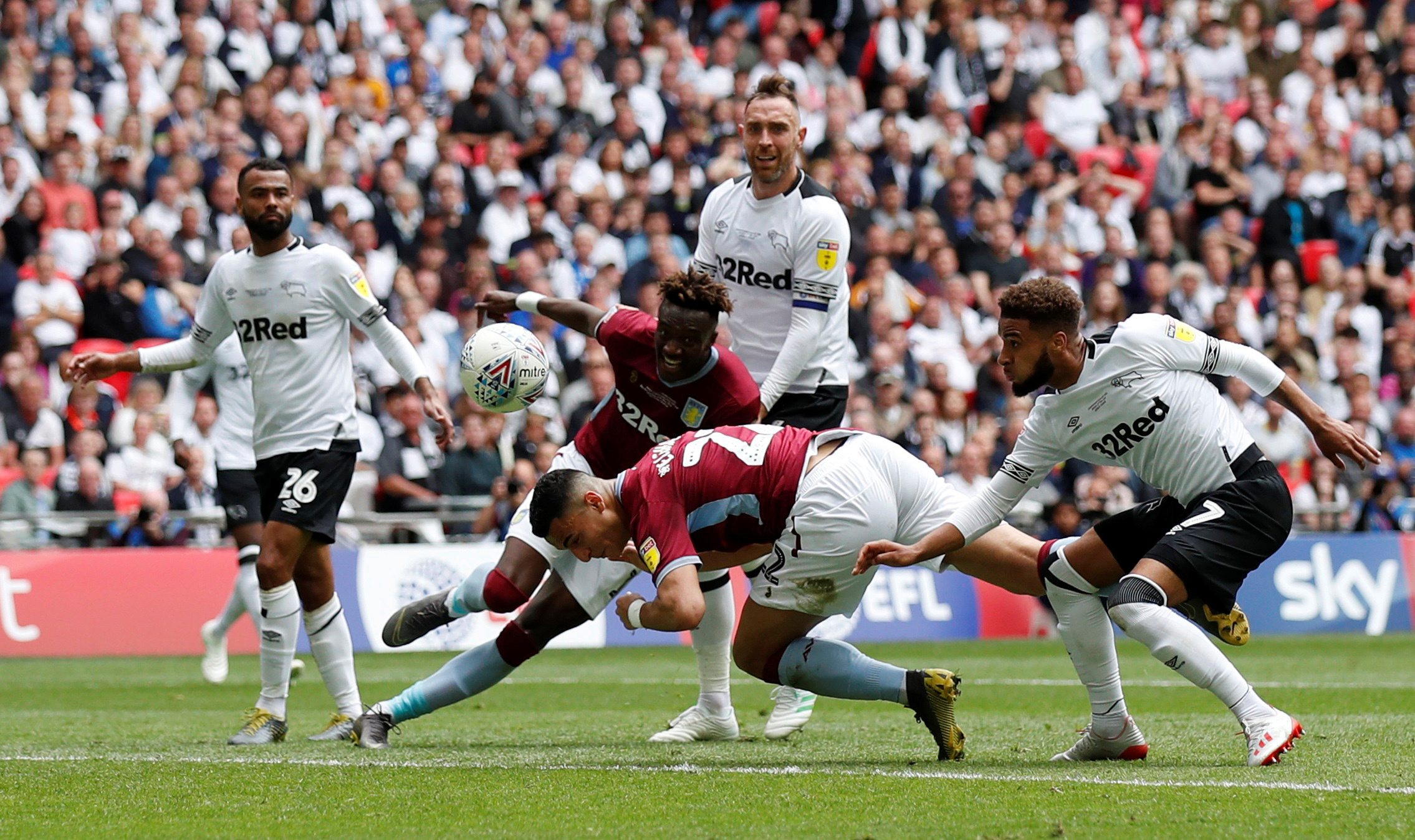 安娜-德-阿玛斯现身F1阿布扎比站挥旗（安娜·德·阿玛斯亮相F1阿布扎比大奖赛挥动方格旗）