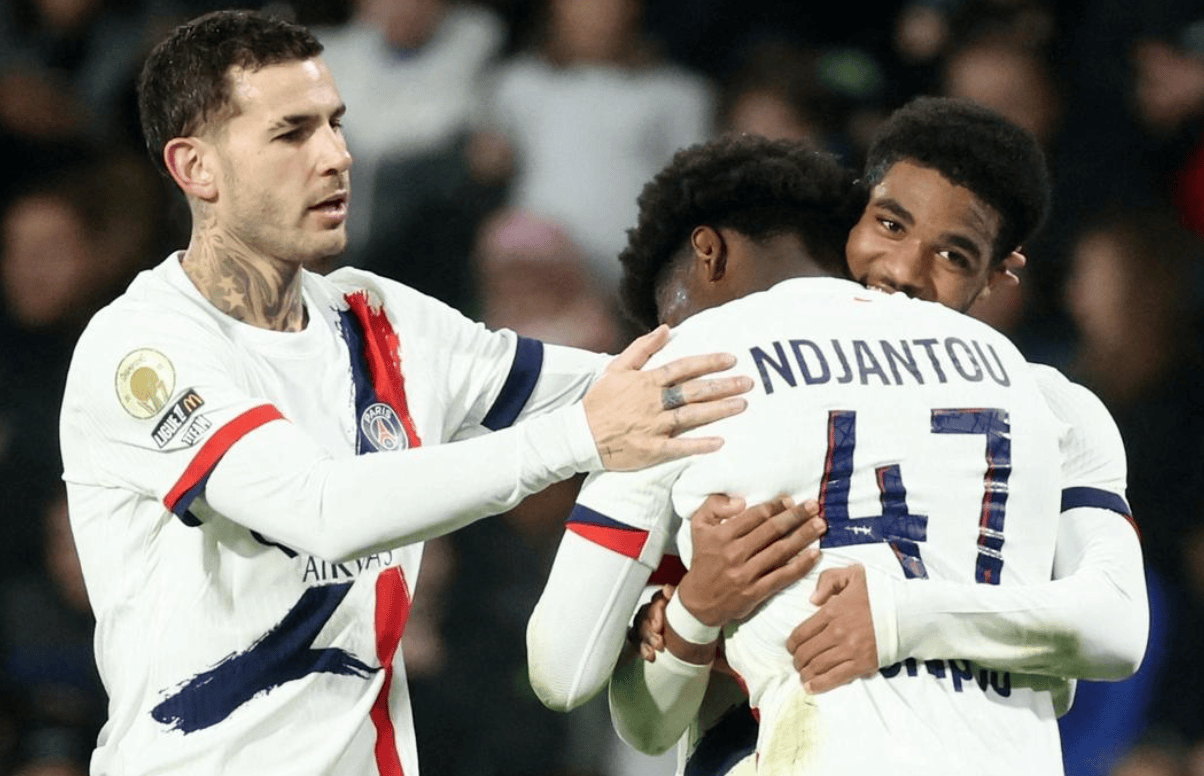 混团夺冠，国乒陪练角落等待，谁注意孙颖莎举动，刘国梁没说错（混合团体夺冠，国乒陪练默默守在角落，孙颖莎细节引发关注，刘国梁说得没错）